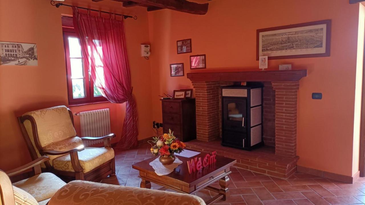 La Collina Dei Franchi Bed & Breakfast Camporgiano Bagian luar foto